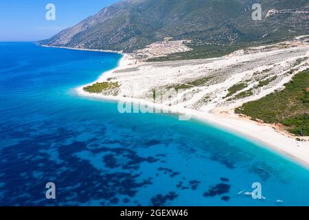 Vista aerea di file di spiaggia e mare turchese preso dal drone, riviera albanese. Albania, Europa Foto Stock