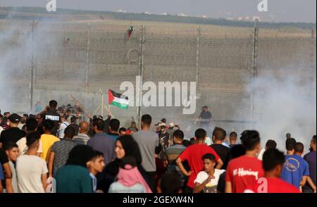 Gaza, Palestina. 21 Agosto 2021. I manifestanti palestinesi hanno visto al confine di Gaza durante una manifestazione lungo la recinzione con Israele. Credit: SOPA Images Limited/Alamy Live News Foto Stock