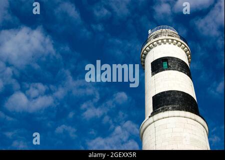 Antico faro, punto di riferimento e sicurezza per la navigazione in mare Foto Stock