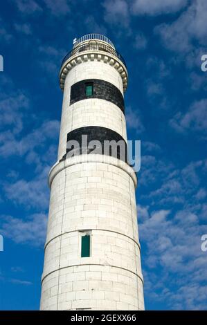 Antico faro, punto di riferimento e sicurezza per la navigazione in mare Foto Stock