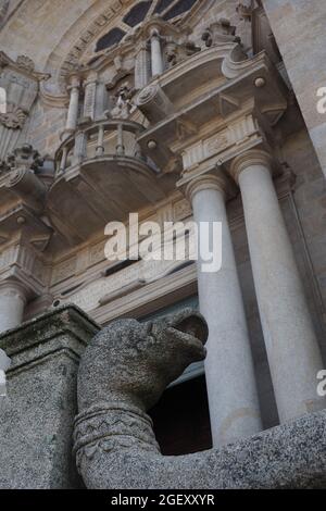 Guarda l'ingresso della Cattedrale di Porto, Portogallo Foto Stock