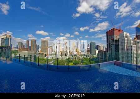 Infinity Edge Pool, Hotel Indigo, Wireless Road, Bangkok Foto Stock