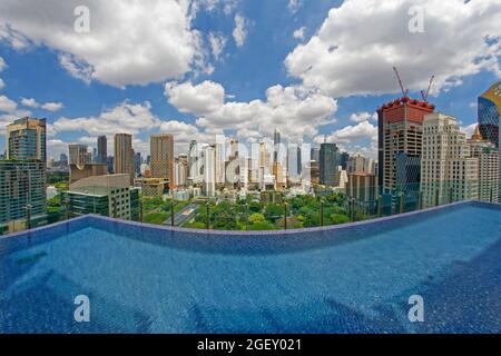 Infinity Edge Pool, Hotel Indigo, Wireless Road, Bangkok Foto Stock