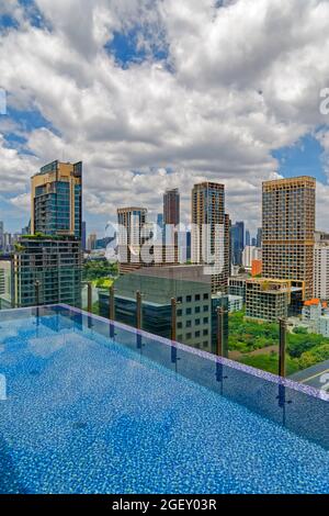 Infinity Edge Pool, Hotel Indigo, Wireless Road, Bangkok Foto Stock