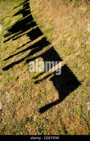 Scatto fotografico dell'ombra prodotto dai vestiti appesi ad asciugare al sole Foto Stock