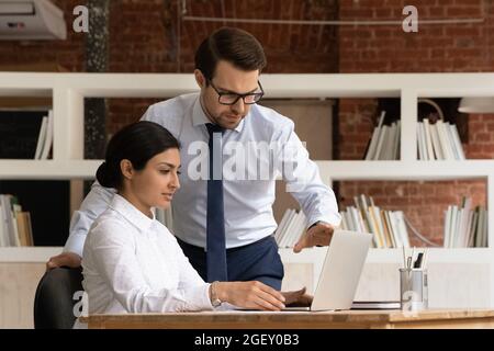 Mentor aiuta i dipendenti indiani con software aziendale Foto Stock