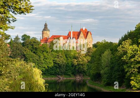 Czocha (Tzschocha) castello medievale nella bassa Slesia in Polonia. Costruito nel 13 ° secolo (il principale conserva) con molte aggiunte successive. Estate, mattina presto Foto Stock