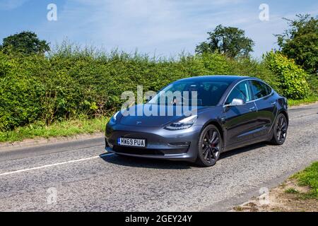 2019 (69 targa) grigio argento Tesla 1 Speed Automatic Electricity 4dr berlina lungo il tragitto per Capesthorne Hall Classic Car show di luglio, Cheshire, Regno Unito Foto Stock