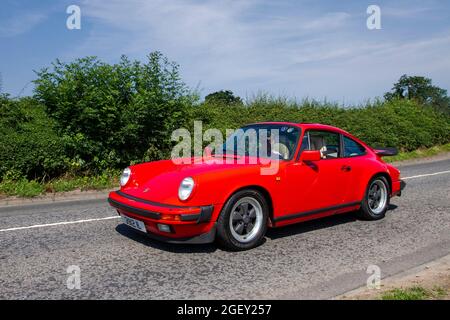 1988 89s rosso degli anni ottanta Porsche 911 3164 cc benzina Roadster in rotta per Capesthorne Hall classica car show di luglio, Cheshire, Regno Unito Foto Stock