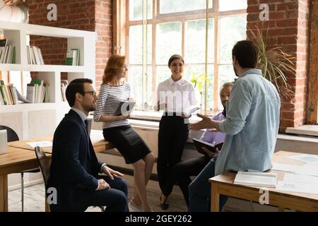 Cinque dipendenti si riuniscono al mattino con un briefing condotto dall'esecutivo caucasico Foto Stock