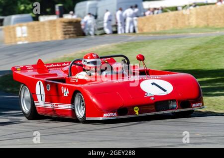 Scuola del portello 1971 Alfa Romeo 33/TT/3. Tipo 33 sport prototipo di auto da corsa che sale sulla pista di salita al Goodwood Festival of Speed Foto Stock