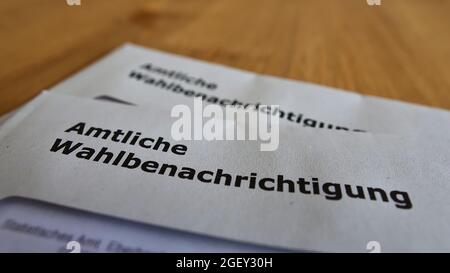Primo piano di due lettere con schede elettorali ufficiali (in tedesco sulla busta: 'Amtliche Wahlbenachrichtigung') per le elezioni parlamentari del 2021. Foto Stock