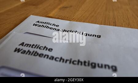 Due lettere con le schede ufficiali (in tedesco sulla busta: 'Amtliche Wahlbenachrichtigung') per le elezioni parlamentari del 2021. Foto Stock