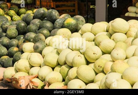 Montagne di cocomeri maturi di diverse varietà nel bazar Foto Stock