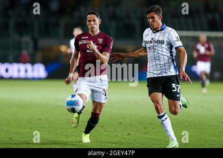 TORINO, Italia. 21 Agosto 2021. SASA Lukic di Torino FC e Matteo Pessina di Atalanta BC durante la serie A partita tra Torino FC e Atalanta BC allo Stadio Olimpico Grande Torino. Atalanta ha vinto 1-2 anni su Torino. Credit: Medialys Images by Massimiliano Ferraro/Alamy Live News Foto Stock