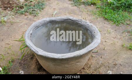 Serbatoio dell'acqua potabile per animali domestici. Serbatoio dell'acqua in calcestruzzo. Impressionante vista acqua pot pieno di con acqua in campagna India. Foto Stock