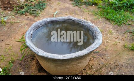 Vaso d'acqua cementato per gli uccelli e gli animali assetati, questa è la cultura tradizionale in india Foto Stock