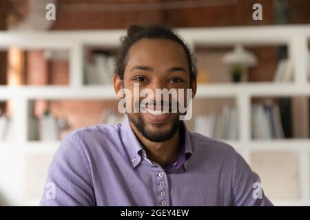 Headshot ritratto africano 30s uomo sorriso guardare la fotocamera Foto Stock