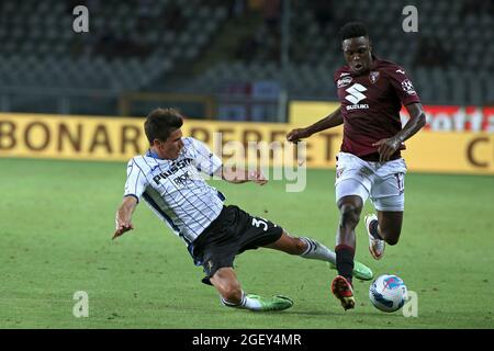 Wilfred Sono (Torino FC) vs Matteo Pessina (Atalanta BC) durante il Torino FC vs Atalanta BC, partita di calcio italiana a Torino, Italia, agosto 21 2021 Foto Stock