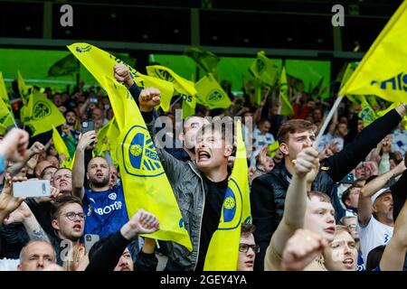 I tifosi del Leeds United scondano le bandiere prima del calcio d'inizio Foto Stock