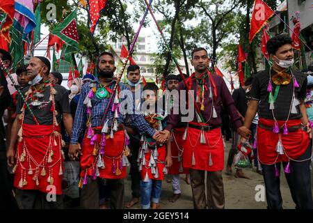 DHAKA, BANGLADESH, 20 AGOSTO: Il popolo musulmano sciita partecipa ad una processione religiosa nel mese di Muharram in occasione della Giornata di Ashura. Ashura è il decimo giorno di Muharram, il primo mese del calendario islamico che commemora il martirio di Imam Hussein, nipote del profeta hazrat Muhammad. Il 20 agosto 2021 a Dhaka, Bangladesh. Foto Stock