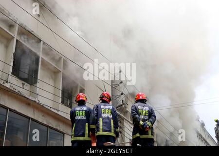 Dhaka, Bangladesh. 21 Agosto 2021. DHAKA, BANGLADESH - AGOSTO 21: Il corpo dei vigili del fuoco spegne i punti caldi un fuoco che bruciò l'interno del terzo piano del palazzo di Banani, un edificio di sei piani nel Banani di Dhaka. Il 21 agosto 2021 a Dhaka, Bangladesh. Credit: Habibur Rahman/Eyepix Group/The Photo Access Credit: The Photo Access/Alamy Live News Foto Stock