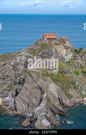 L'eremo di Doniene Gaztelugatxeko sulla cima dell'isola di Gaztelugatxe, Spagna Foto Stock