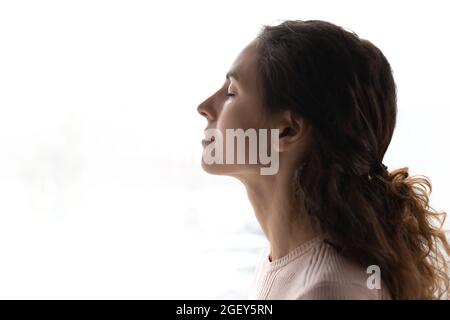 Profilo viso vista della bella giovane donna 30s close up Foto Stock