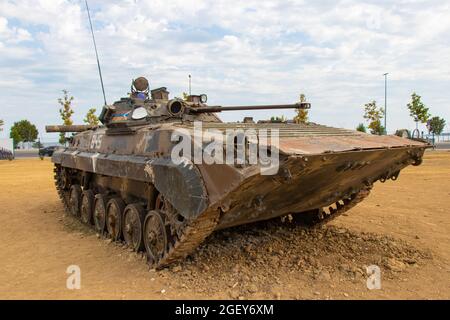 Veicolo blindato armeno BMP-1 in mostra nel Parco dei Trofei militari di Baku - Azerbaijan Foto Stock