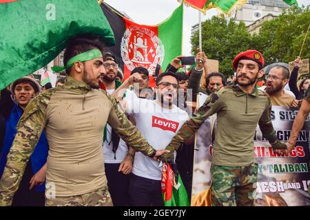 Londra, Regno Unito. 21 agosto 2021. Manifestanti a Trafalgar Square. I manifestanti hanno marciato attraverso il centro di Londra per protestare contro l'acquisizione talebana dell'Afghanistan e contro la gestione della situazione nel paese da parte del Regno Unito e degli Stati Uniti, e hanno chiesto al governo britannico di imporre sanzioni al Pakistan e di aiutare il popolo afghano. Foto Stock