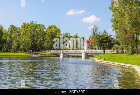 Kaliningrad, Russia - 29 luglio 2017: Ponte pedonale sulla banchina dello stagno superiore - stagno artificiale della città, famoso punto di riferimento e zona ricreativa popolare. Il Foto Stock