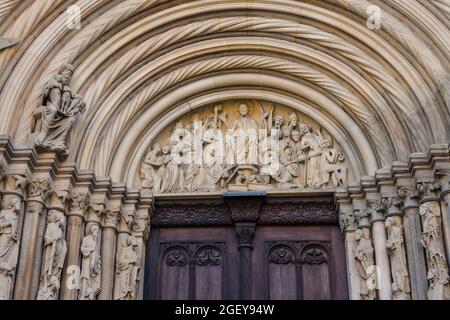 Vista sul Fürstenportal (porta d'ingresso) della cattedrale di Bamberga (Bamberger Dom). Le statue sul pannello superiore della porta raffigurano il giorno del giudizio, Germania Foto Stock