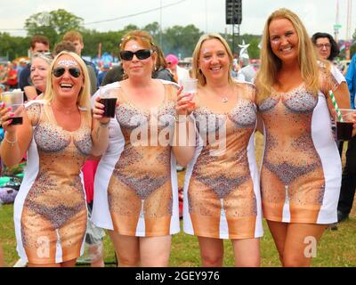 Gli spettatori erano vestiti per l'occasione nel loro colorato vestito godendo la musica dal vivo al Rewind South 80s Music Festival a Henley-on-Thames, Regno Unito Foto Stock