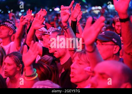 I fan hanno festoso le loro star degli anni '80 ascoltando la musica dal vivo al Rewind South 80s Music Festival di Henley-on-Thames, Regno Unito Foto Stock