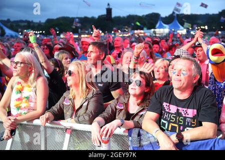 I fan hanno festoso le loro star degli anni '80 ascoltando la musica dal vivo al Rewind South 80s Music Festival di Henley-on-Thames, Regno Unito Foto Stock