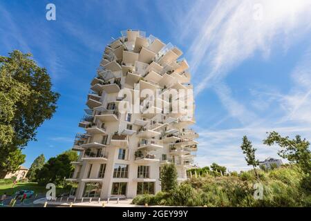 Montpellier, Francia. 5 agosto 2021. L'Arbre Blanc dell'architetto giapponese Sou Fujimoto, Nicolas Laisné e Manal Rachdi è un edificio sulla riva del fiume Lez. Foto Stock