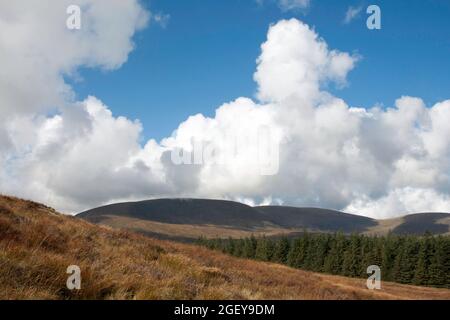 Nuvola che passa sopra la cima di Cairnsmore della flotta sopra le grandi acque di Fleet Valley Dumfries e Galloway Scozia Foto Stock