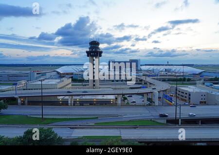 DALLAS, TX - 17 MAGGIO 2021 - Vista della torre di controllo all'Aeroporto Internazionale di Dallas/Fort Worth (DFW), il più grande hub per American Airlines (AA). Foto Stock