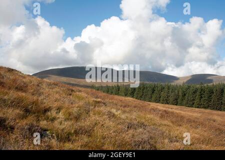 Nuvola che passa sopra la cima di Cairnsmore della flotta sopra le grandi acque di Fleet Valley Dumfries e Galloway Scozia Foto Stock