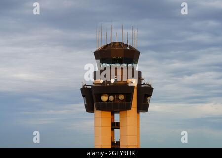 DALLAS, TX - 17 MAGGIO 2021 - Vista della torre di controllo all'Aeroporto Internazionale di Dallas/Fort Worth (DFW), il più grande hub per American Airlines (AA). Foto Stock