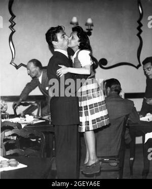 EDITH PIAF e il suo amante YVES MONTAND circa 1946 Foto Stock