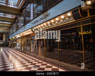 Praga, Repubblica Ceca - 4 luglio 2021: Lucerna Passage Gallery and Arcade Interior Foto Stock