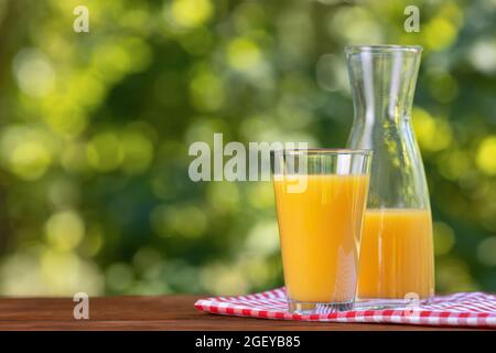 succo d'arancia fresco in bicchiere e bottiglia Foto Stock