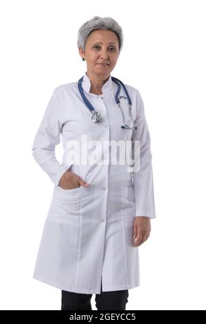 Ritratto di sorridente medico asiatico maturo con stetoscopio isolato su sfondo bianco Foto Stock