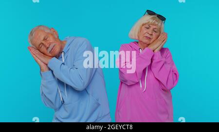 Nonna anziana anziana anziana stanca sbadigliata, assonata pigra annoiata per mancanza di sonno Foto Stock