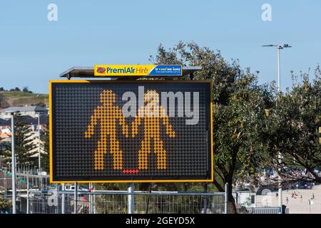 Sydney, Australia. Domenica 22 agosto 2021. Segnaletica sociale di fronte a Bondi Beach. Il Sydney Lockdown è stato esteso a tutta la Greater Sydney fino al 30 settembre in quanto i numeri dei casi COVID-19 Delta Strain continuano ad aumentare. Le maschere facciali sono ora obbligatorie all'aperto in tutto il NSW a meno che non si esercitino. Credit: Paul Lovelace/Alamy Live News Foto Stock