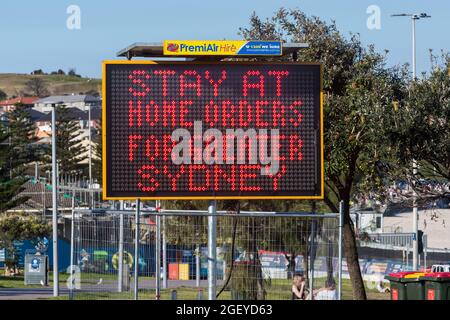 Sydney, Australia. Domenica 22 agosto 2021. Stay at Home Signage di fronte a Bondi Beach. Il Sydney Lockdown è stato esteso a tutta la Greater Sydney fino al 30 settembre in quanto i numeri dei casi COVID-19 Delta Strain continuano ad aumentare. Le maschere facciali sono ora obbligatorie all'aperto in tutto il NSW a meno che non si esercitino. Credit: Paul Lovelace/Alamy Live News Foto Stock