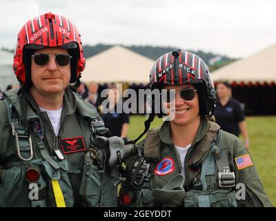 Gli spettatori erano vestiti per l'occasione nel loro colorato vestito godendo la musica dal vivo al Rewind South 80s Music Festival a Henley-on-Thames, Regno Unito Foto Stock