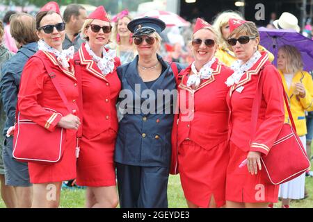 Gli spettatori erano vestiti per l'occasione nel loro colorato vestito godendo la musica dal vivo al Rewind South 80s Music Festival a Henley-on-Thames, Regno Unito Foto Stock