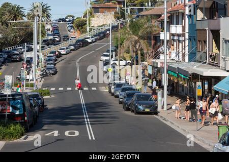 Sydney, Australia. Domenica 22 agosto 2021. Vista generale su Bronte Road e ristoranti e caffetterie di fronte a Bronte Beach. Il Sydney Lockdown è stato esteso a tutta la Greater Sydney fino al 30 settembre in quanto i numeri dei casi COVID-19 Delta Strain continuano ad aumentare. Le maschere facciali sono ora obbligatorie all'aperto in tutto il NSW a meno che non si esercitino. Credit: Paul Lovelace/Alamy Live News Foto Stock